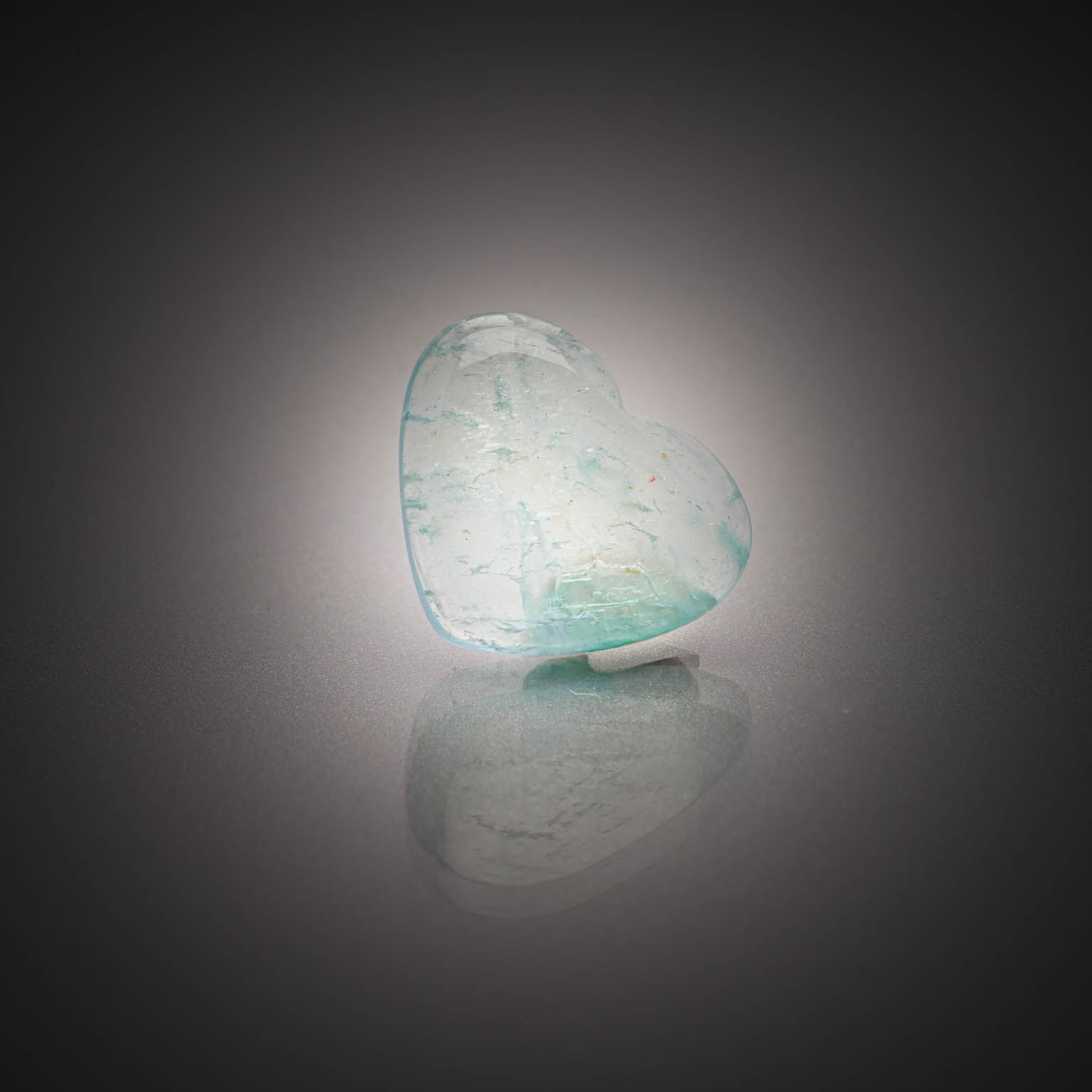 Topaze bleue (Swiss Blue) poire sur papier. - Lazuli
