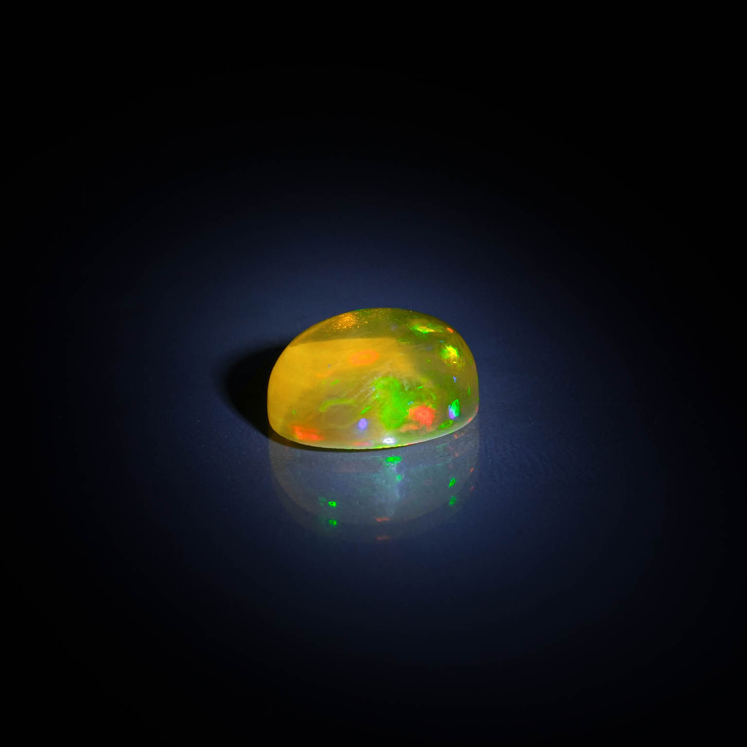 Opale boulder cabochon sur papier. - Lazuli