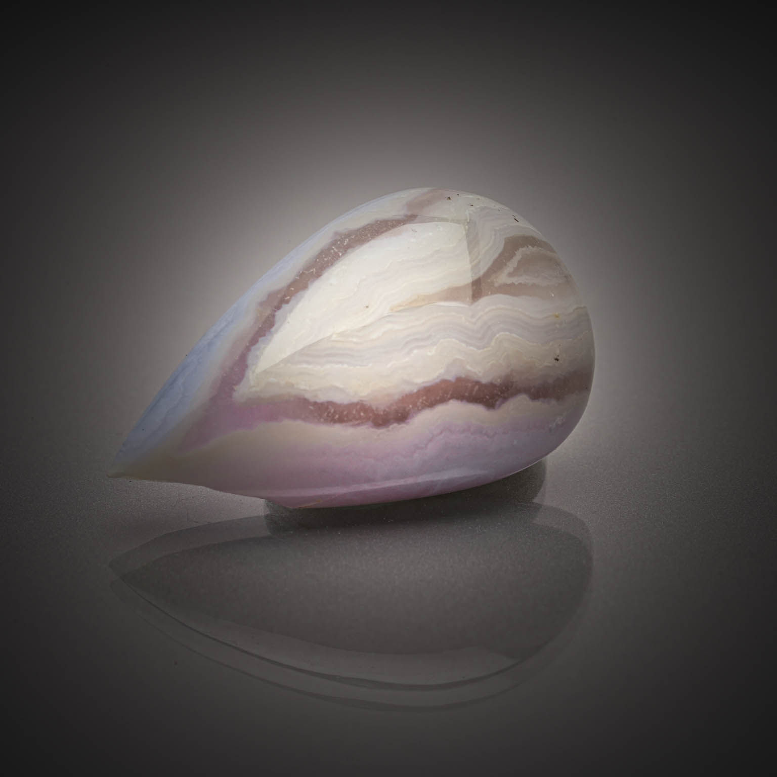 Calcédoine bleue poire cabochon sur papier. - Lazuli