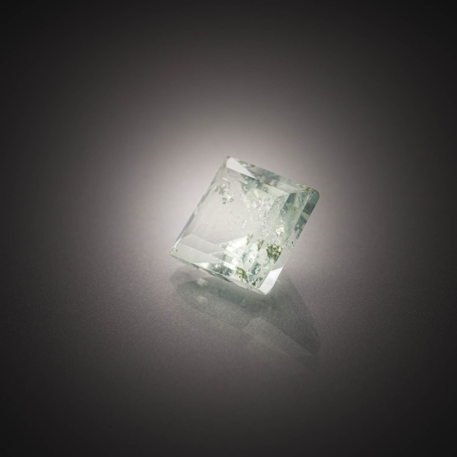 Tourmaline verte octogonale sur papier. - Lazuli