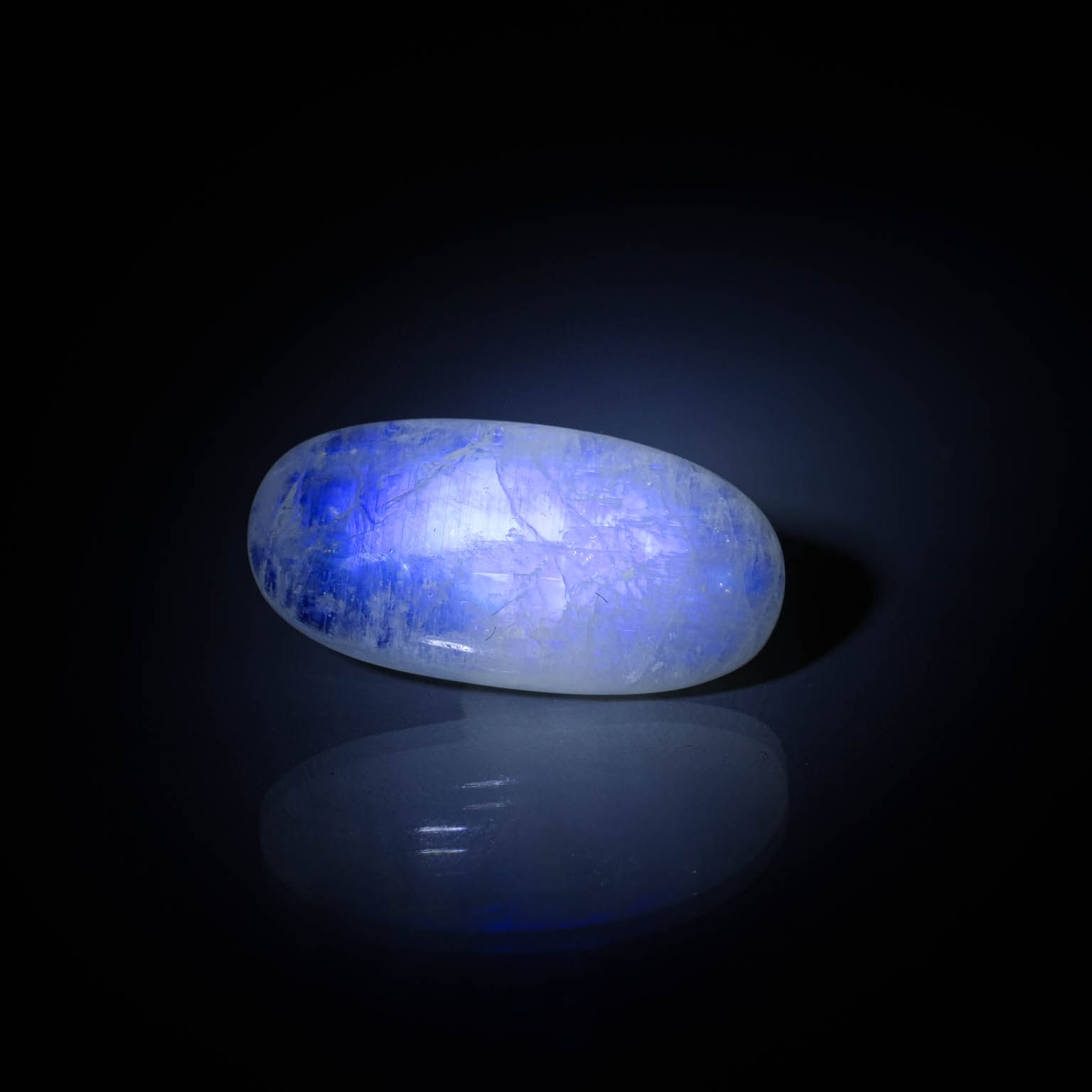 Opale ovale cabochon sur papier. - Lazuli