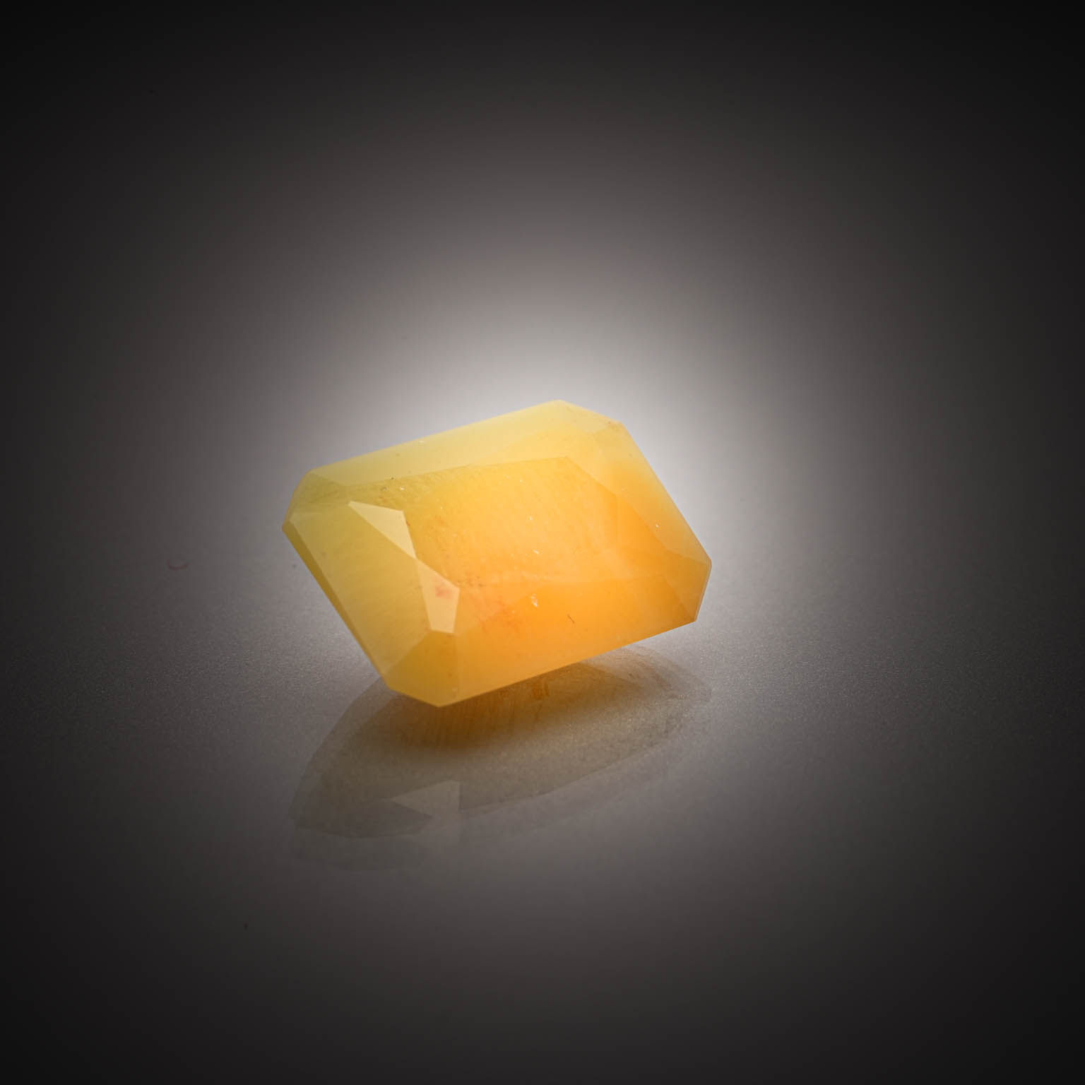Emeraude rectangulaire à pans coupés sur papier. - Lazuli