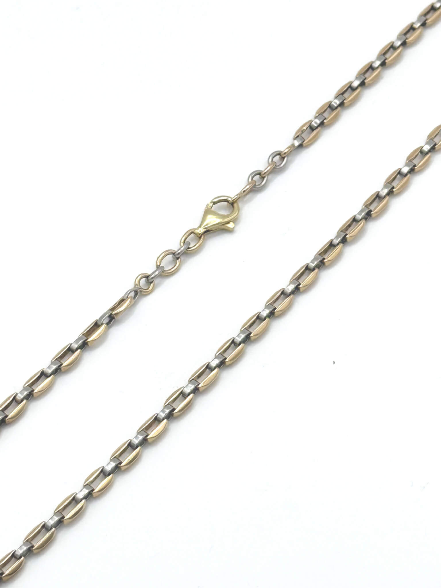 Bague en or jaune (750 millièmes) ornée d&rsquo;un saphir ovale épaulé par trois brillants de part et d&rsquo;autre. - Lazuli