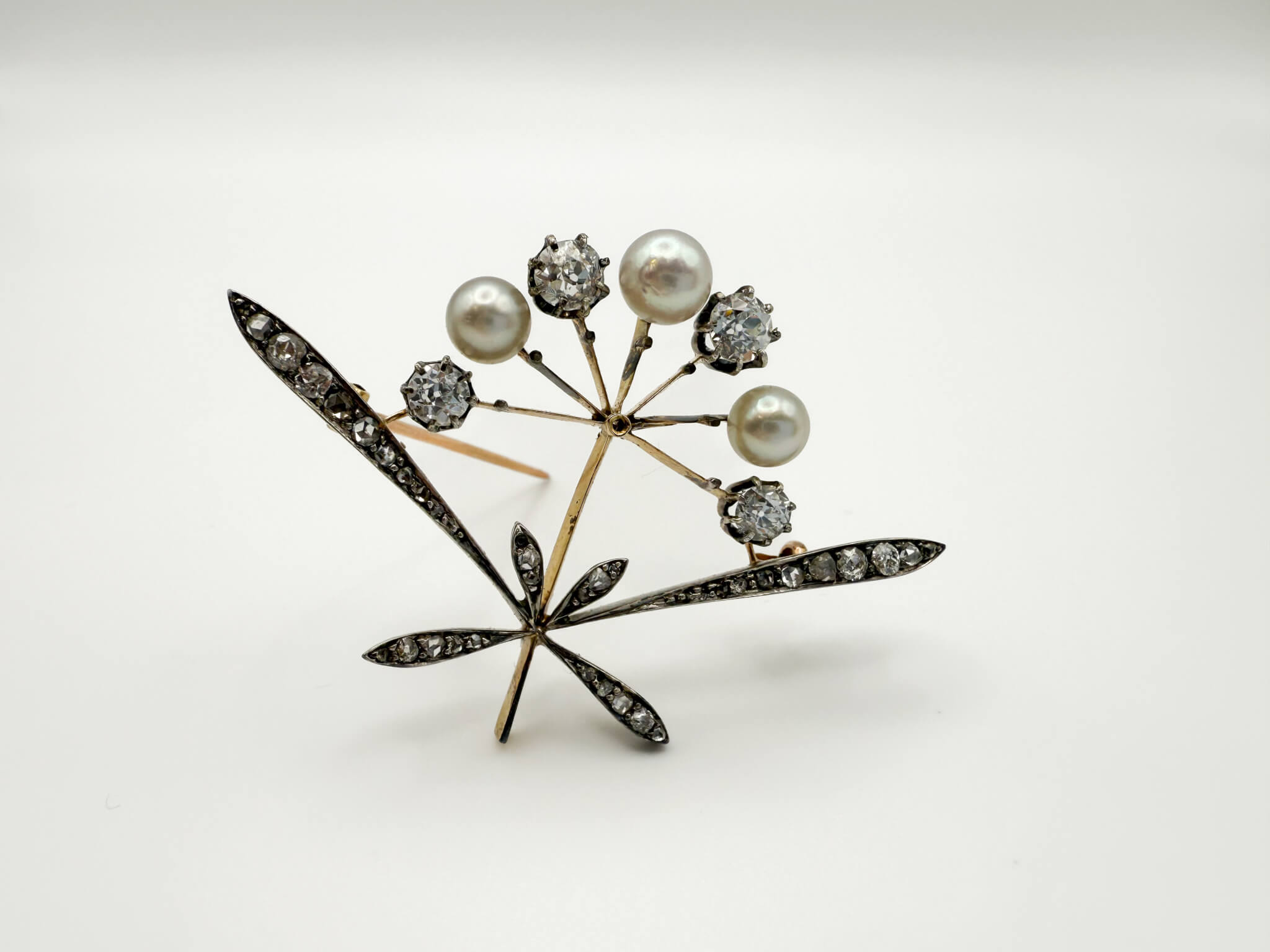 Broche en or rose et gris (750 millièmes) stylisant une gerbe ornée de diamants taille ancienne et de perles. - Lazuli