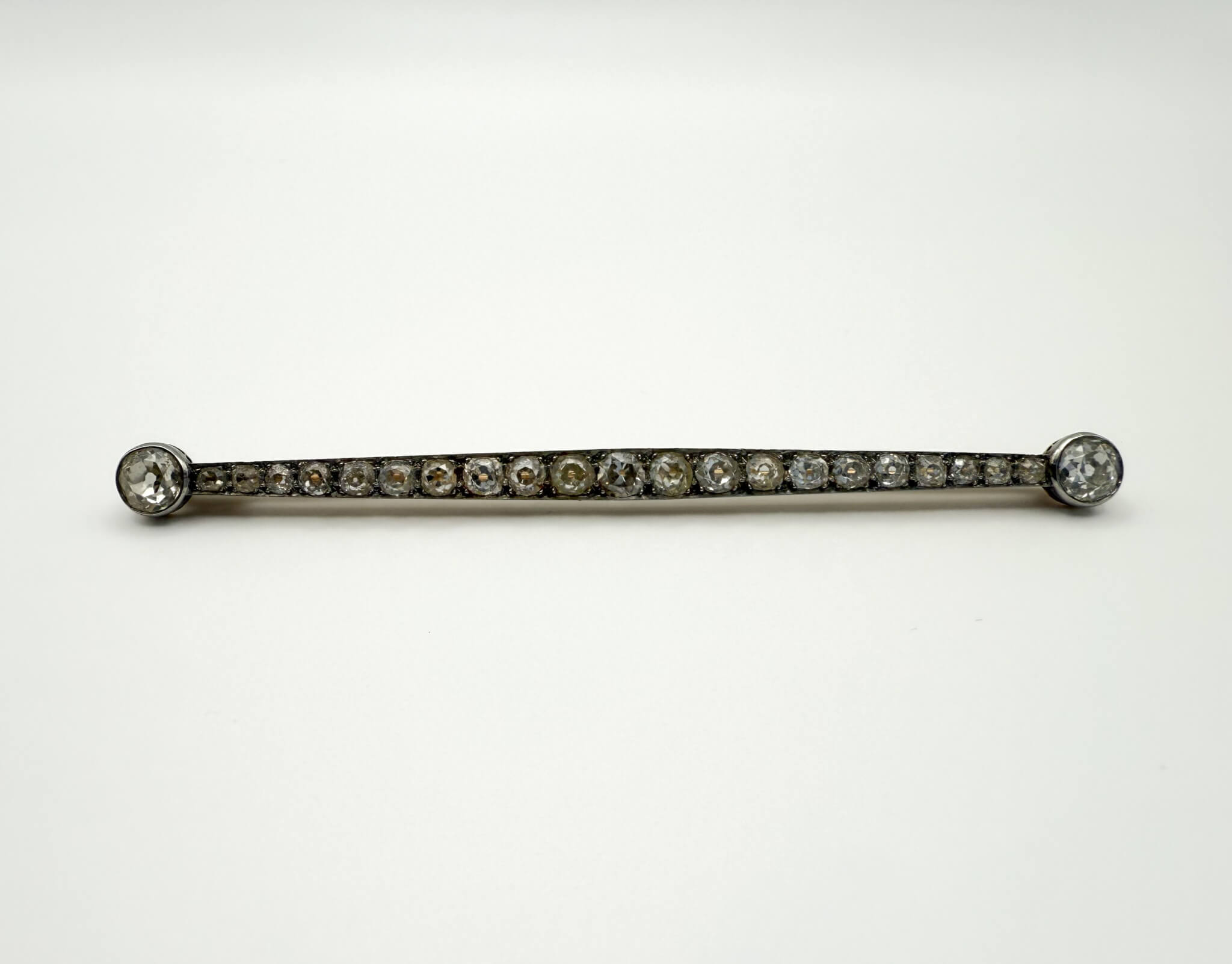 Broche barrette en or jaune et gris (750 millièmes) ornée de vingt-trois diamants taille ancienne. - Lazuli