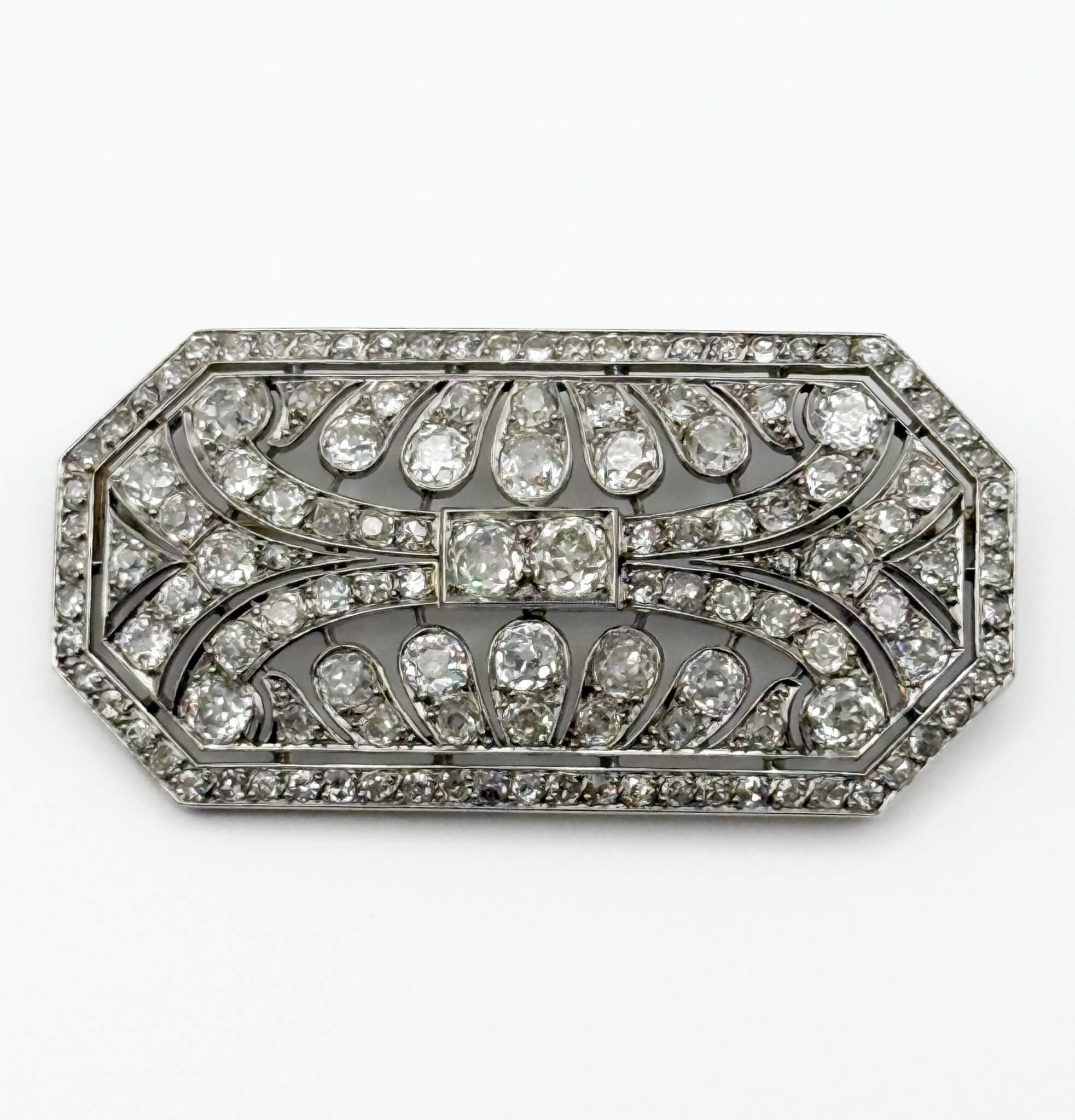 Broche ajourée de forme octogonale en or gris (750 millièmes) ornée de diamants taille ancienne. - Lazuli