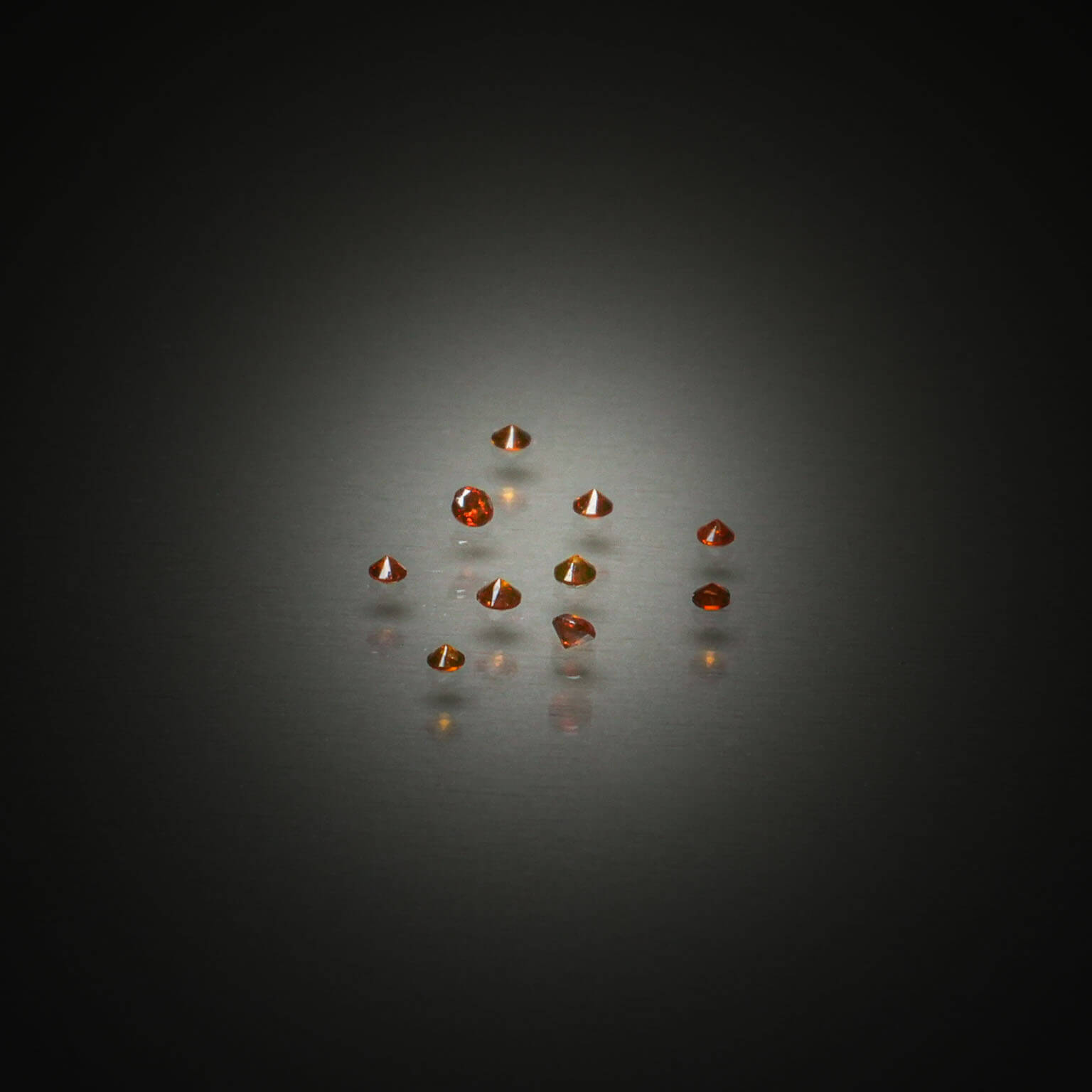 Lot de diamants caramels ronds sur papier. - Lazuli