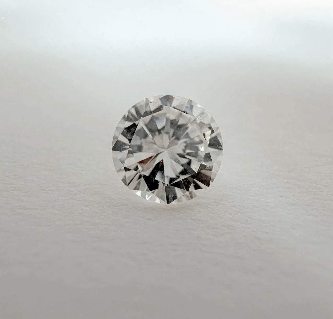 Broche croissant en argent et or jaune (750 millièmes) ornée de perles fines. - Lazuli