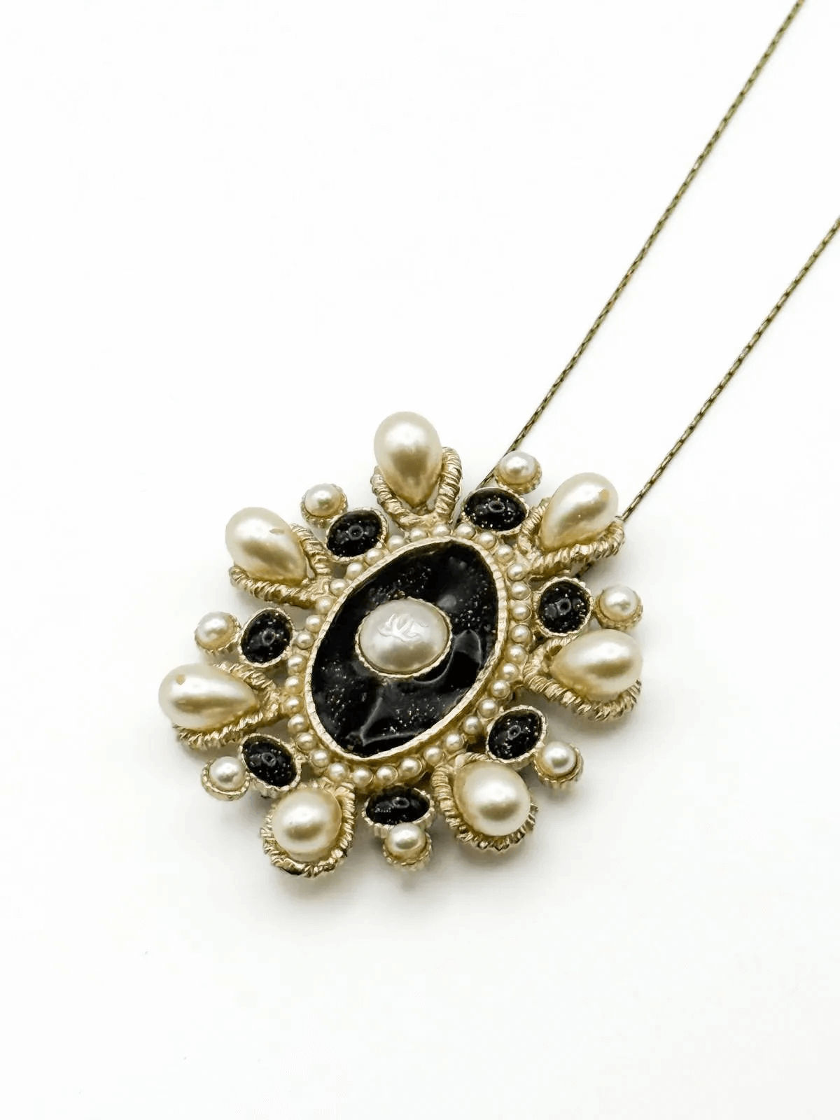 Boîte à bijoux en bronze argenté à décor en bas relief de cervidés et feuillages. - Lazuli