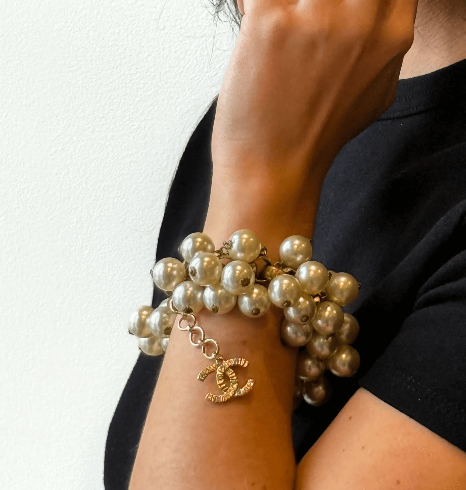 Broche en métal doré et émail orné d&rsquo;un camée coquille représentant une élégante de profil. - Lazuli