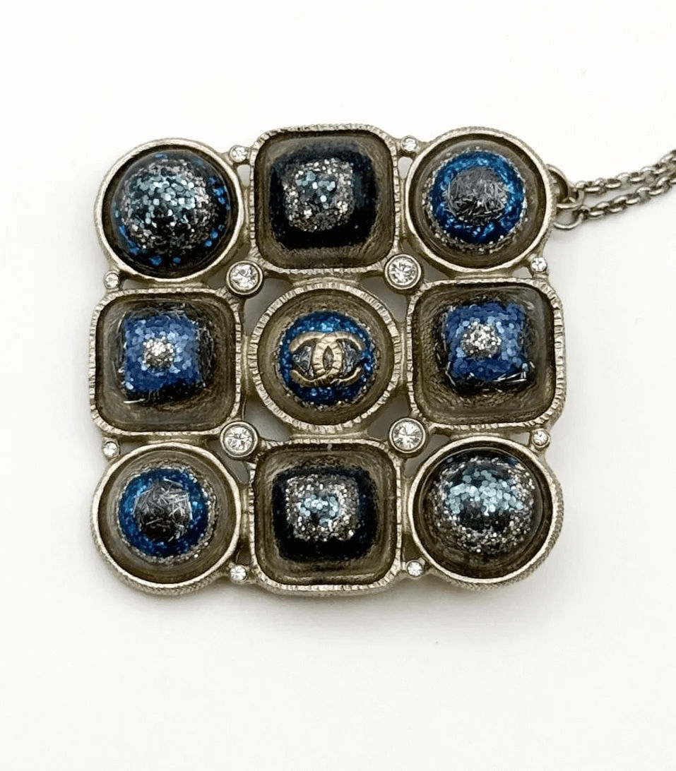 Bague en or jaune et gris (750 millièmes) ornée d&rsquo;une pierre blanche ronde et trois lignes de pierres blanches. - Lazuli