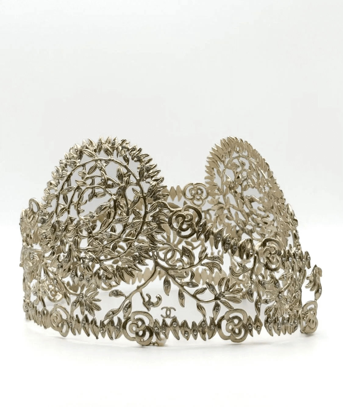 Broche en or jaune (750 millièmes) ornée d&rsquo;un camée coquille au profil de dame. - Lazuli