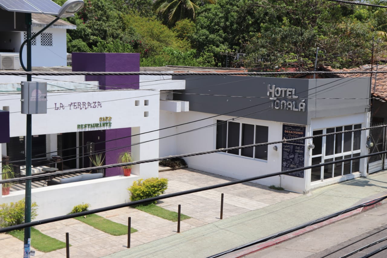 Vista del Hotel Tonalá Chiapas con arquitectura tradicional y jardines