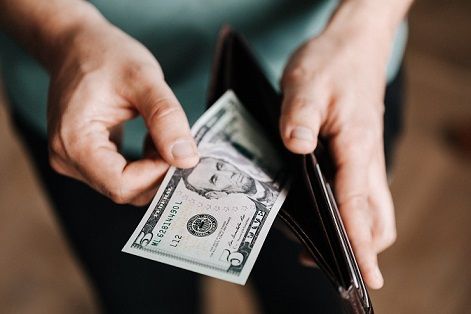 Money_in_pocket