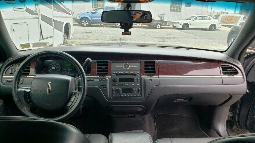 clean 2006 Lincoln Town Car Limousine