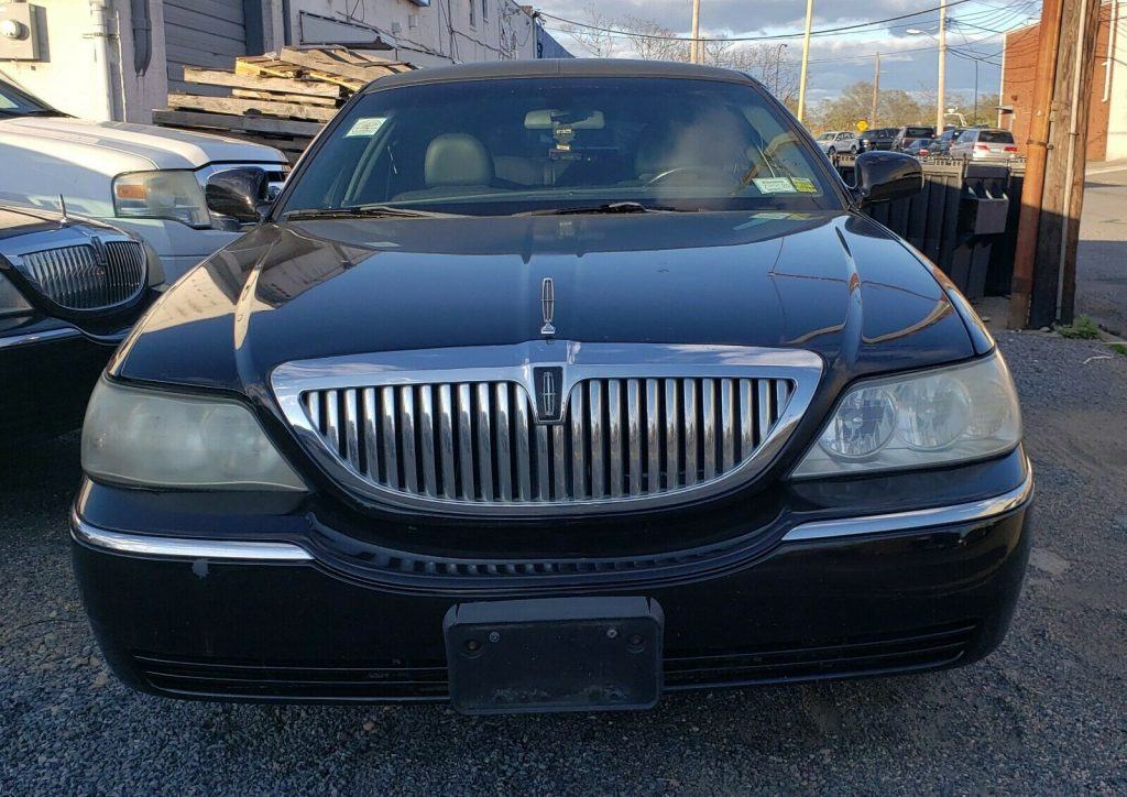clean 2006 Lincoln Town Car Limousine