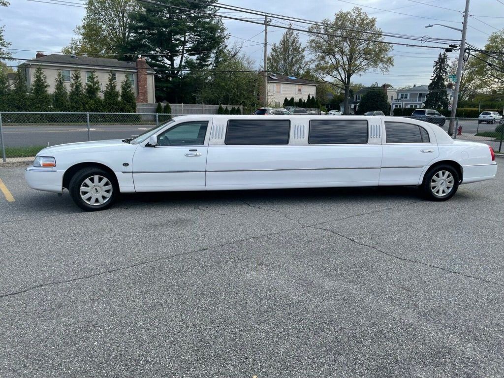 2006 Lincoln Town Car Limousine [lots of repairs] @ Limousines for sale