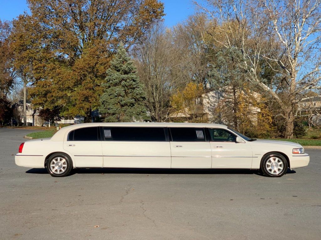 2009 Lincoln Town Car 120″ limousine [very clean]