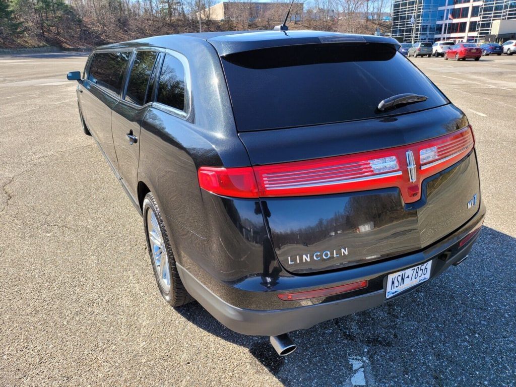 2014 Lincoln MKT limousine [extra set of wheels]