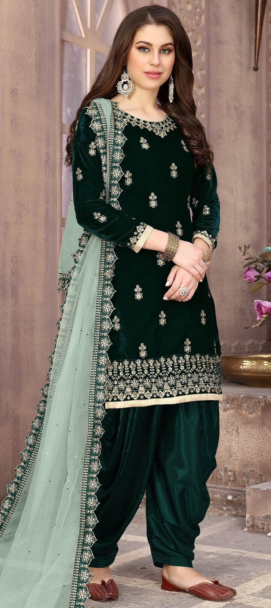 Festive, Reception Green color Velvet fabric Salwar Kameez : 1625349