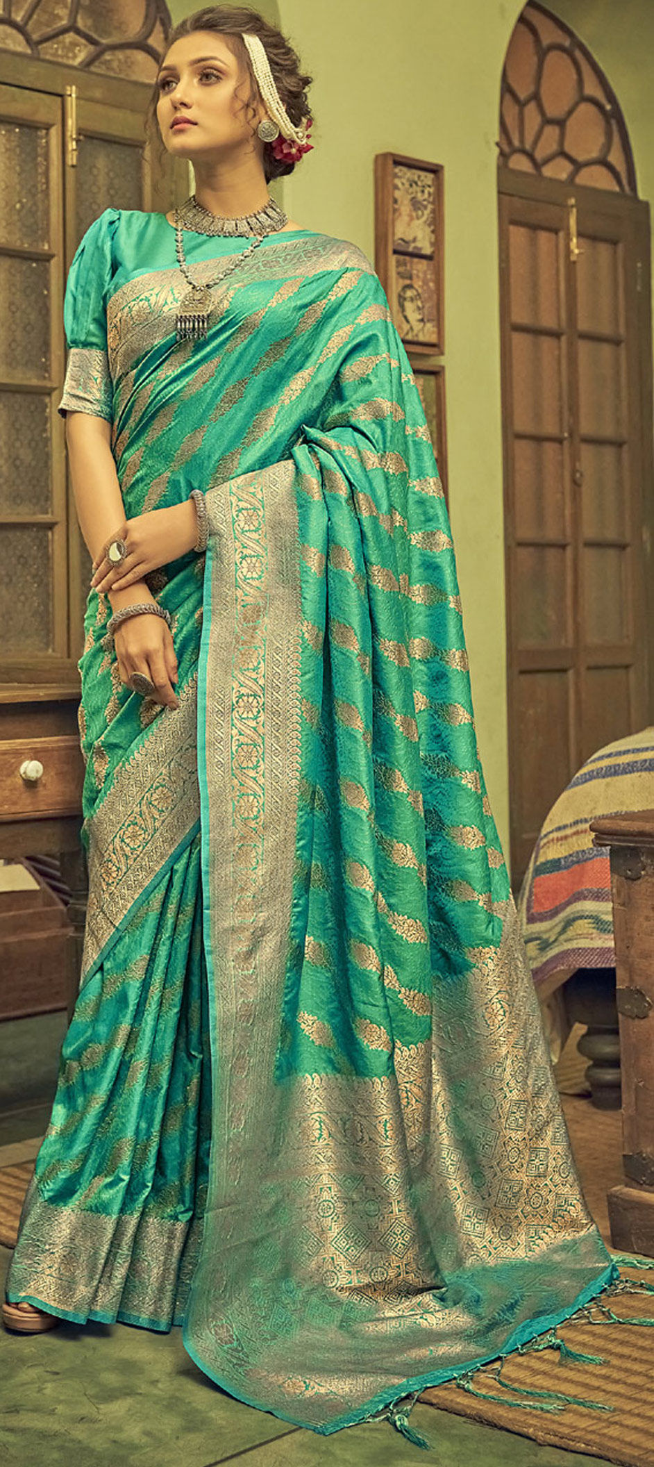 Top 13 Beautiful Banarasi Sarees For Bengali Bride