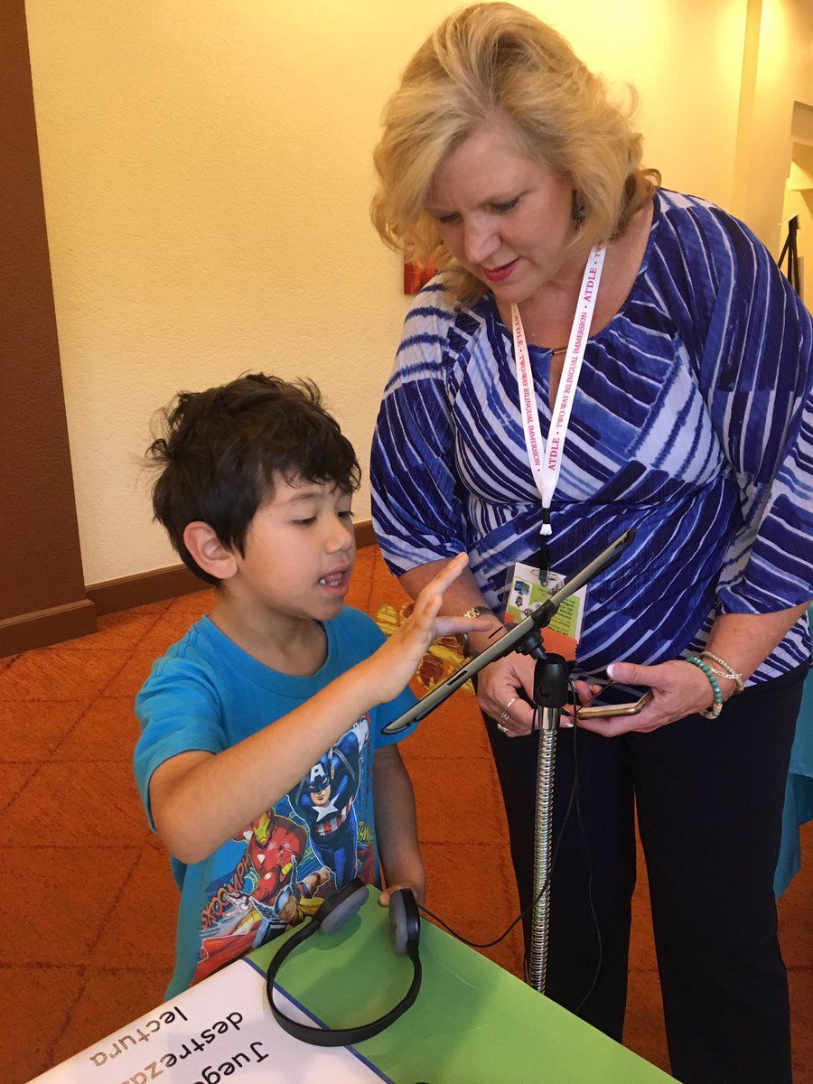Lee con Ángel - Lori teaching a student