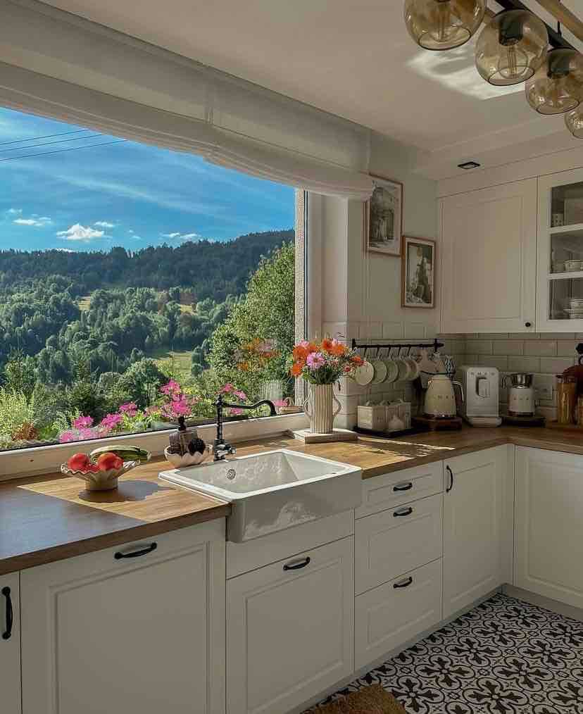 A kitchen with awesome view ☘️🍎⛰