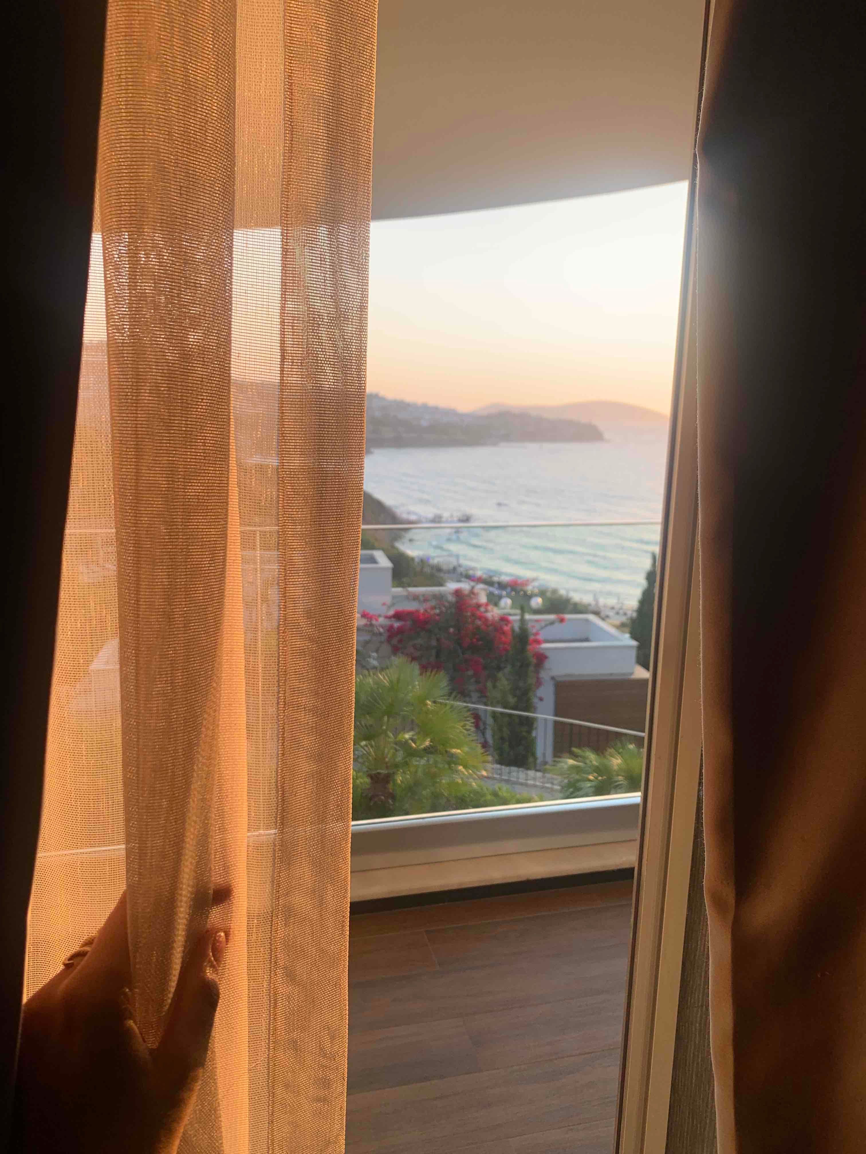 Window of happiness 🥰✨✨✨🏖️🌞🌞