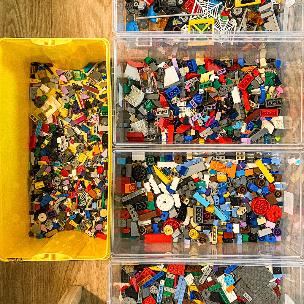 Sundays are for sorting Lego 🧱