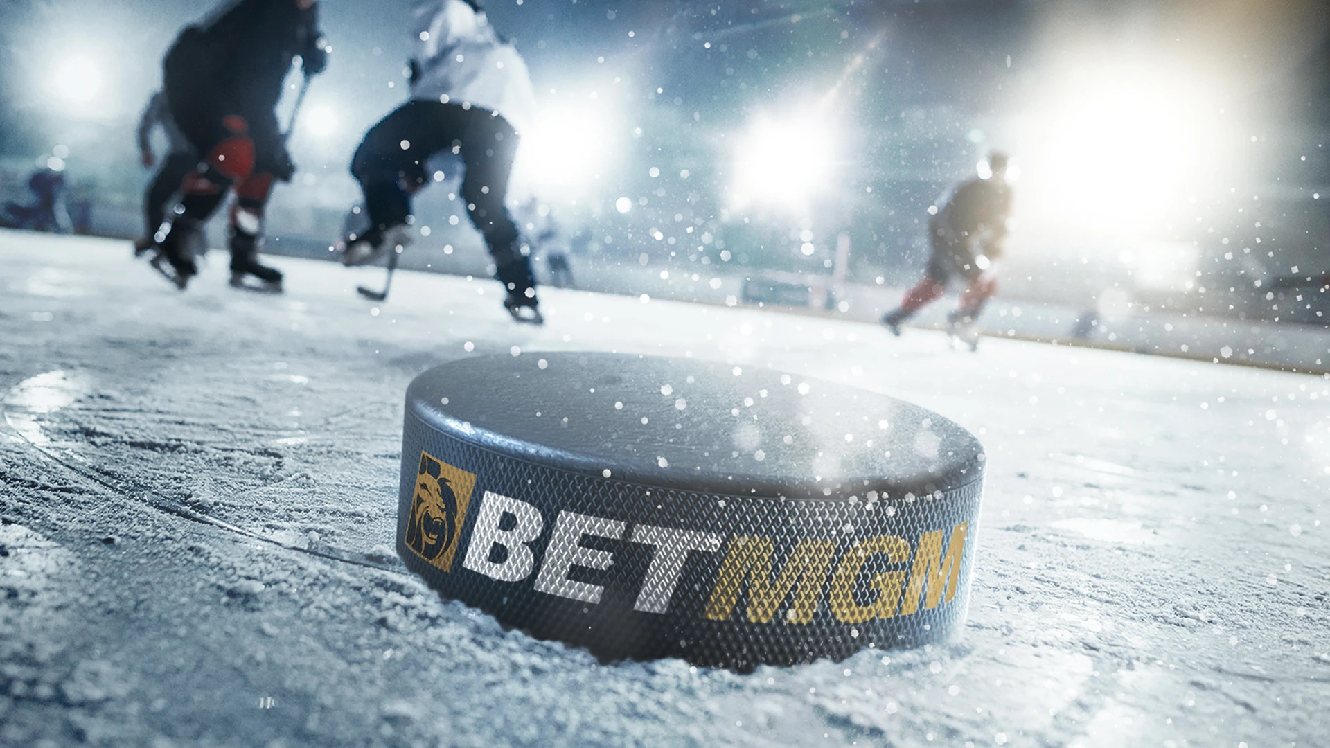 Ishockeyspelare som spelar ishockey på en ishockeyrink