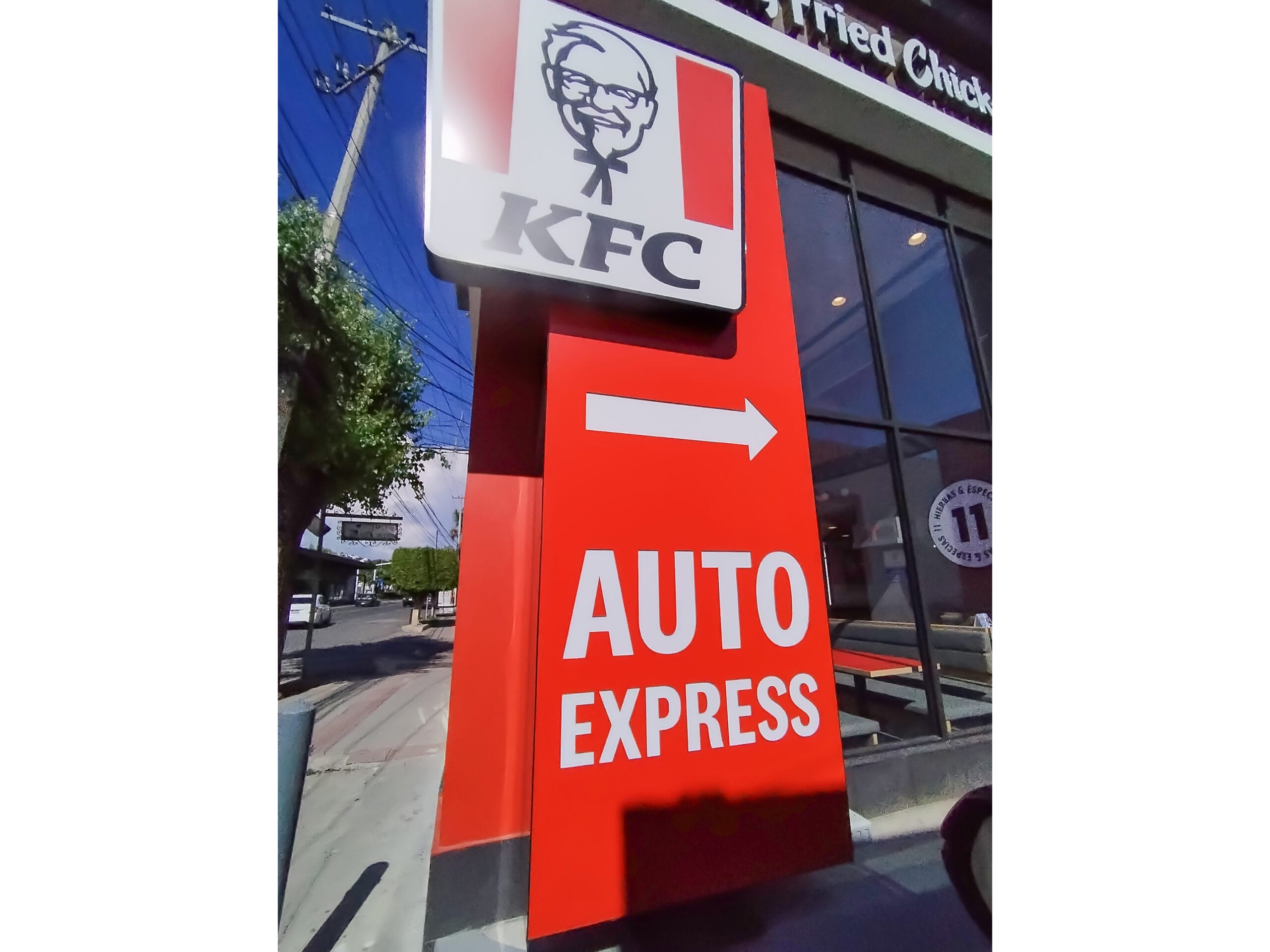 Totem-luminoso-Queretaro1