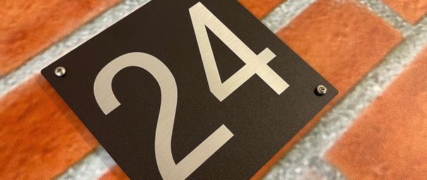 Zwart huisnummer industrieel