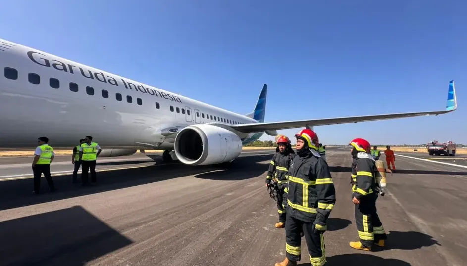 Tim Airport Rescue and Fire Fighting bersiaga di pinggir runway