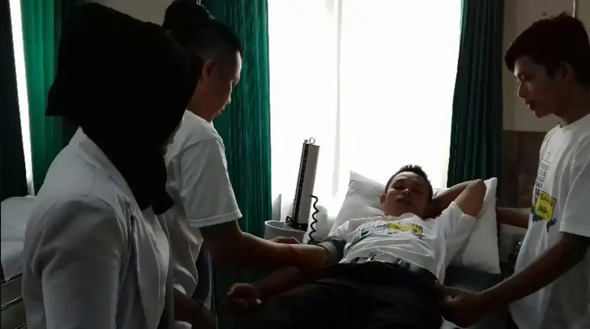 Tenaga medis profesional RSI Ar Rasyid saat melayani pasien