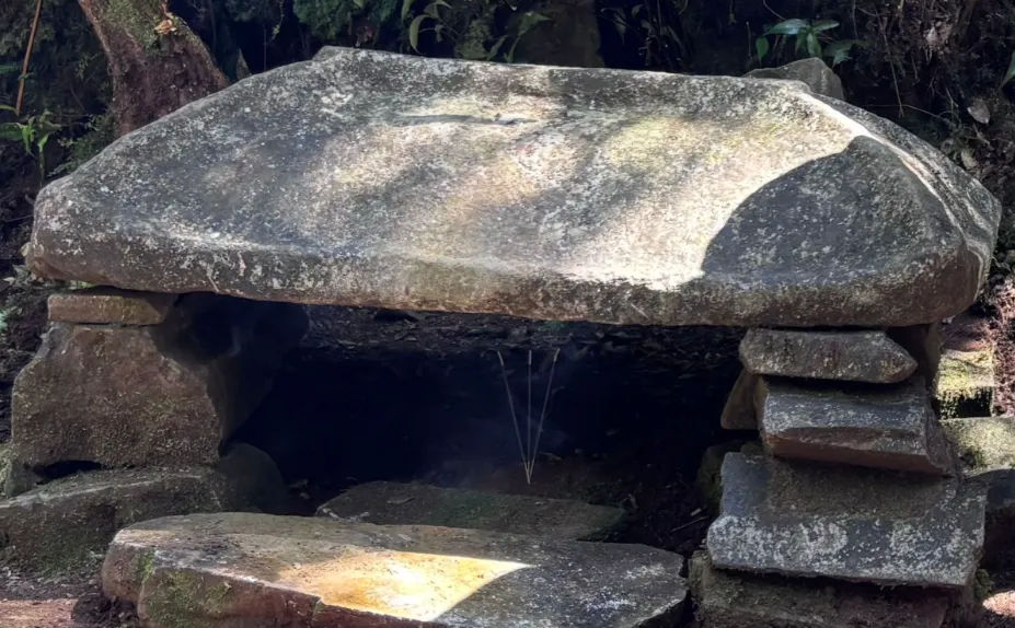 Detail arsitektur batu tradisional yang sering ditemukan di petilasan pewayangan Rahtawu