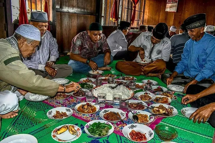 Para tamu duduk melingkar dalam tradisi Ngidang yang penuh keakraban