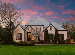 Pool, Spa, Cabana and Putting Green in Longview Country Club