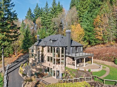 RARE, RENOVATED RETREAT IN THE COLUMBIA GORGE