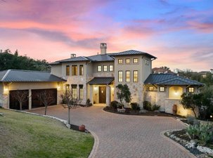  Luxurious Retreat Nestled In The Prestigious Neighborhood Of Seven Oaks