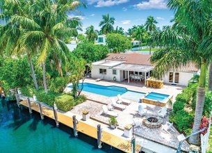 Exquisite Waterfront Retreat Nestled along the Shores of Las Olas Isles