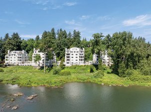 CONDO LIVING ON THE WILLAMETTE RIVER