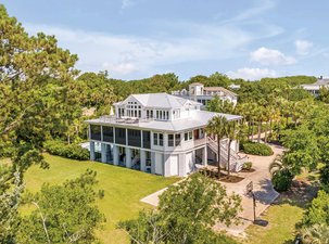 Breathtaking Oceanfront Property Epitomizing Luxury and Modern Elegance