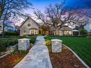 Spectacular Home With Lake And Mountain Views