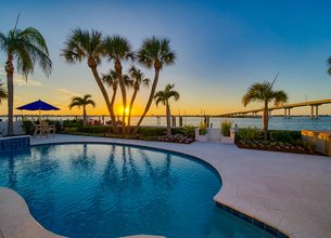 Quiet Cul-De-Sac In Prestigious Harbor Bluffs