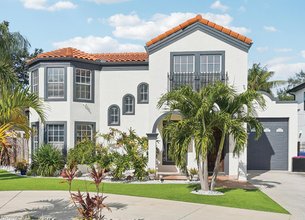 Beautifully Maintained Bayshore Beautiful home! 