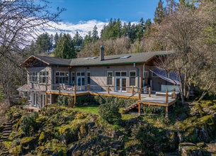 Perched Above the Willamette River on Fielding Road