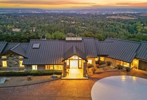 Napa Valley-Like Vineyard Estate with Bay Views Minutes to Town Center 