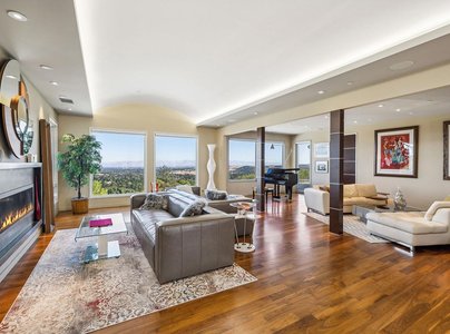 Napa Valley-Like Vineyard Estate with Bay Views Minutes to Town Center