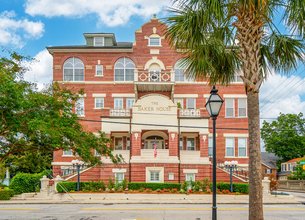 Luxury Condo with Great Views Overlooking Colonial Lake