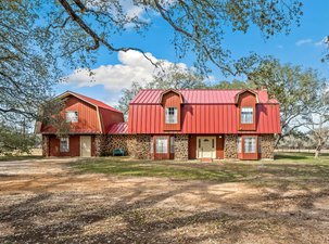Cherished Texas Ranch Under Sprawling Oaks!